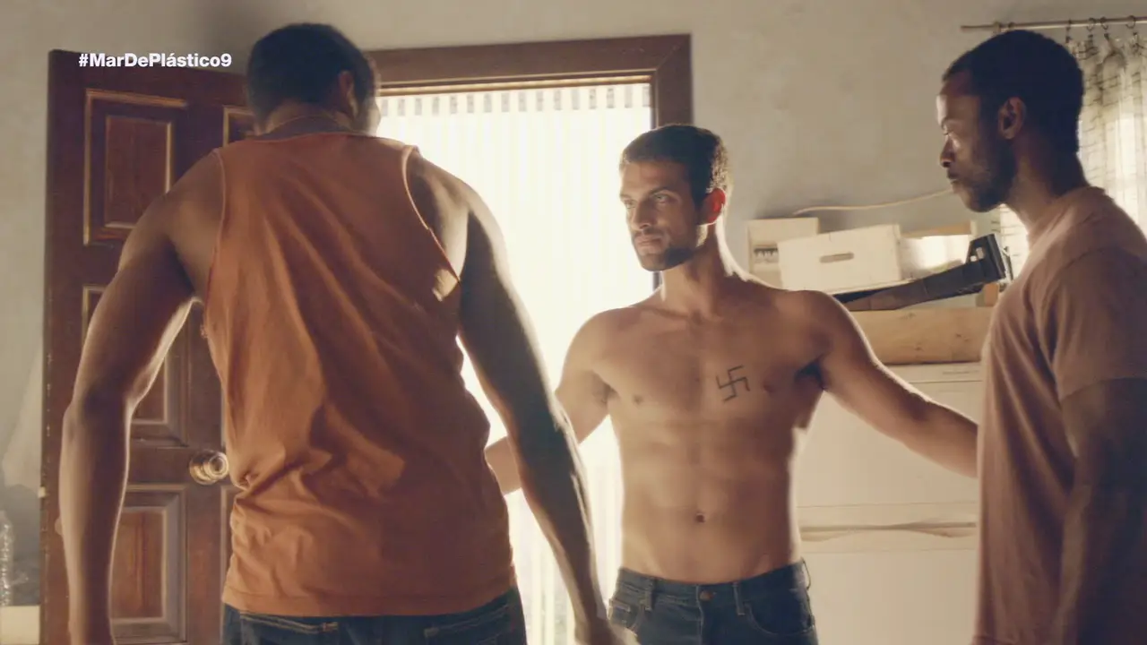 Kaled se dispone a quemar el tatuaje de Lucas