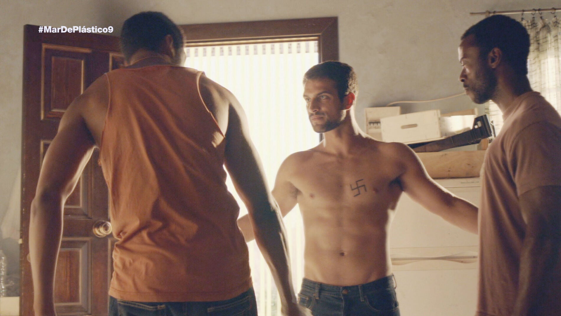 Kaled y Lucas sin camiseta