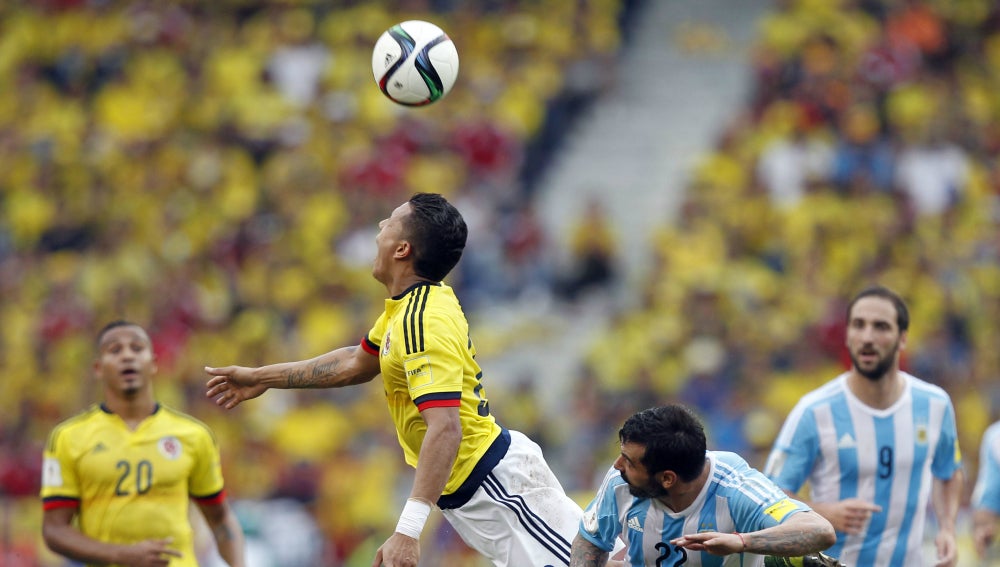 Disputa del balón en el Colombia Argentina