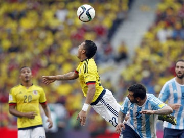 Disputa del balón en el Colombia Argentina