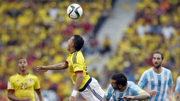 Disputa del balón en el Colombia Argentina