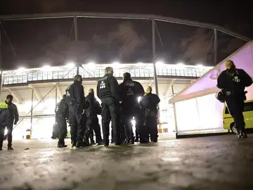 Policía a las afueras del HDI Arena en Hannover Policía a las afueras del HDI Arena en Hannover