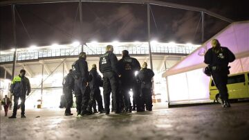 Policía a las afueras del HDI Arena en Hannover