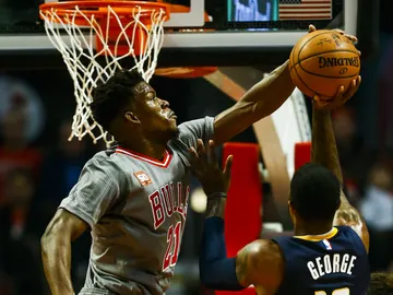 Jimmy Butler tapona a Paul George Jimmy Butler tapona a Paul George