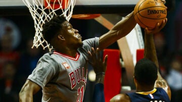 Jimmy Butler tapona a Paul George