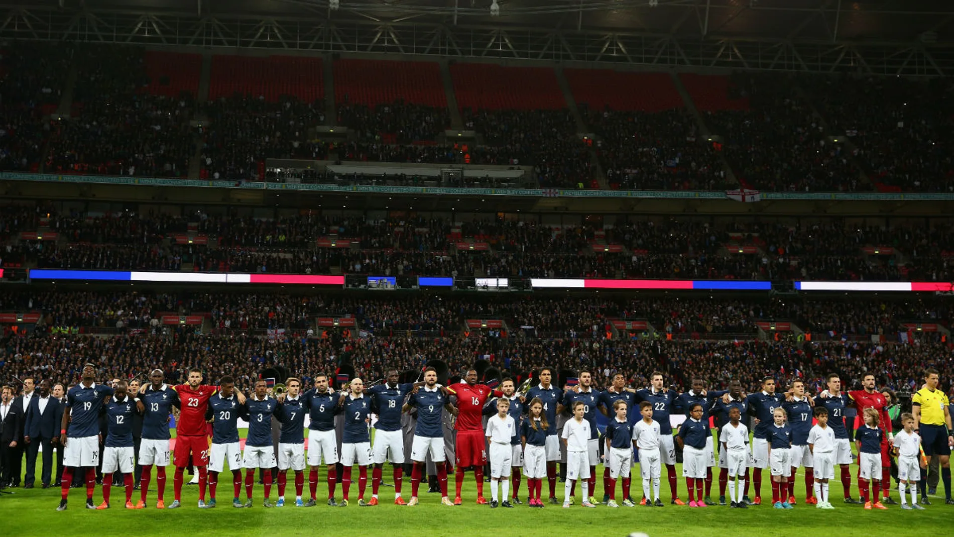 Los jugadores de Francia entonan La Marsellesa en Wembley Los jugadores de Francia entonan La Marsellesa en Wembley