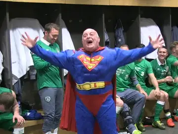 El utillero de Irlanda, disfrazado de Superman El utillero de Irlanda, disfrazado de Superman