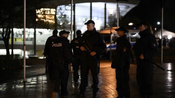 Policía a las puertas del estadio de Hannover