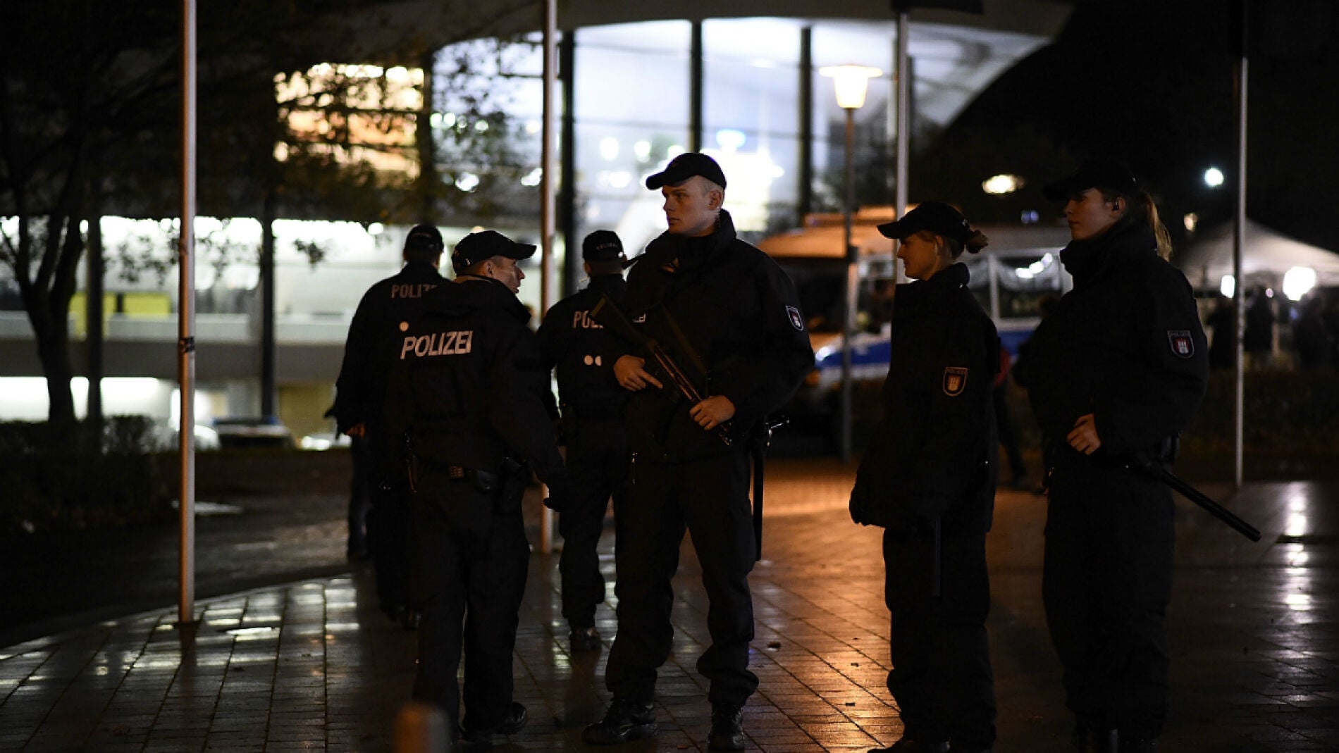 Polic&iacute;a a las puertas del estadio de Hannover