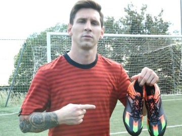 Messi posa con sus nuevas botas para el Clásico