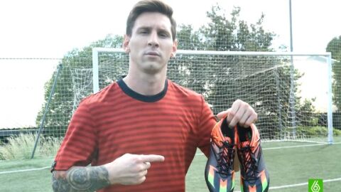 Messi posa con sus nuevas botas para el Cl&aacute;sico