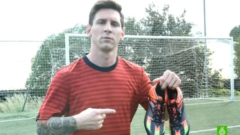 Messi posa con sus nuevas botas para el Clásico Messi posa con sus nuevas botas para el Clásico