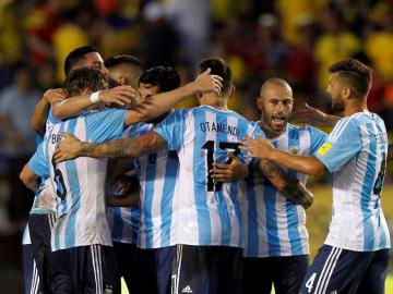 Los jugadores de Argentina celebran el tanto de Biglia.