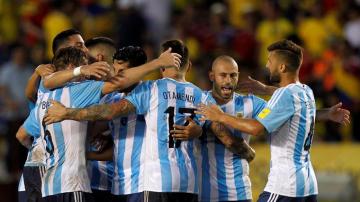 Los jugadores de Argentina celebran el tanto de Biglia.