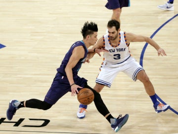 Jeremy Lin, defendido por José Manuel Calderón