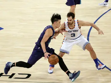 Jeremy Lin, defendido por José Manuel Calderón Jeremy Lin, defendido por José Manuel Calderón