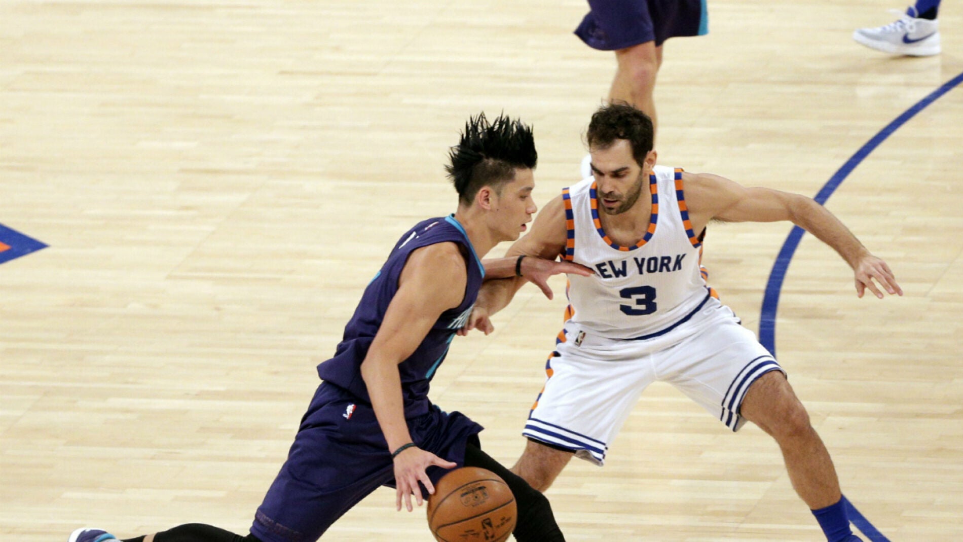 Jeremy Lin, defendido por Jos&eacute; Manuel Calder&oacute;n