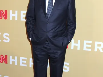 Chris Noth con traje azul y corbata con detalles Chris Noth con traje azul y corbata con detalles