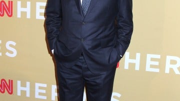 Chris Noth con traje azul y corbata con detalles