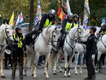 Agentes de policía en los alrededores del Bernabéu