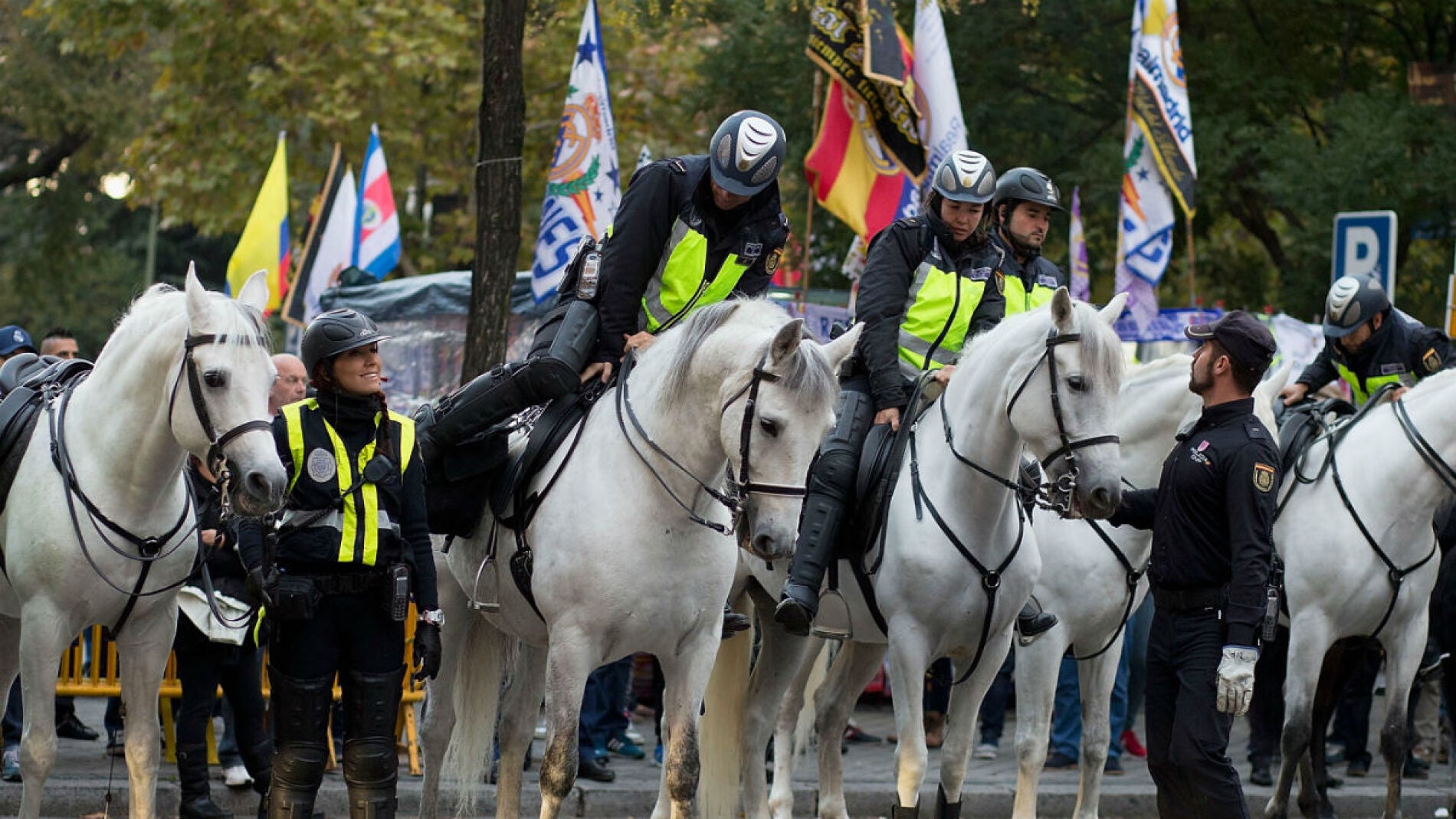 Agentes de polic&iacute;a en los alrededores del Bernab&eacute;u