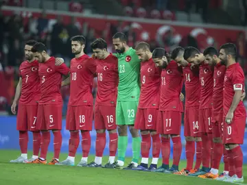 Los jugadores de Turquía guardan un minuto de silencio en memoria de las víctimas de los atentados de París Los jugadores de Turquía guardan un minuto de silencio en memoria de las víctimas de los atentados de París