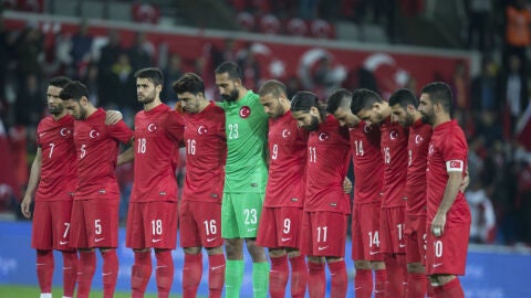 Los jugadores de Turqu&iacute;a guardan un minuto de silencio en memoria de las v&iacute;ctimas de los atentados de Par&iacute;s
