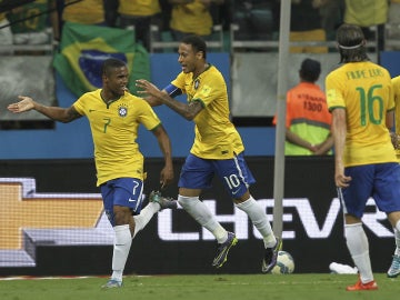 Douglas Costa celebra su gol contra Perú