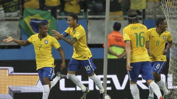 Douglas Costa celebra su gol contra Perú