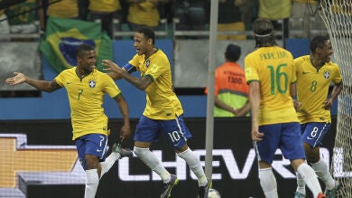 Brasil recupera sensaciones goleando a Perú