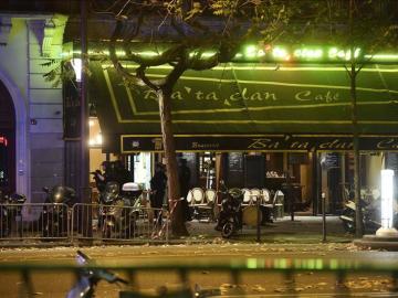 Vista de la puerta de la sala de fiestas Bataclan, en Paris Vista de la puerta de la sala de fiestas Bataclan, en Paris