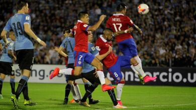 Uruguay golea al campeón de América y se reengancha en las eliminatorias