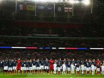 Los jugadores de Inglaterra y de Francia, unidos durante la Marsellesa Los jugadores de Inglaterra y de Francia, unidos durante la Marsellesa