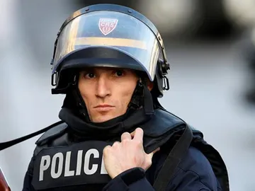 Un agente de la Policía francesa Un agente de la Policía francesa