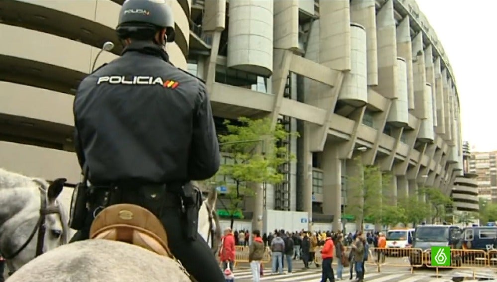 Policía en las inmediaciones del Bernabéu