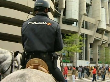 Policía en las inmediaciones del Bernabéu