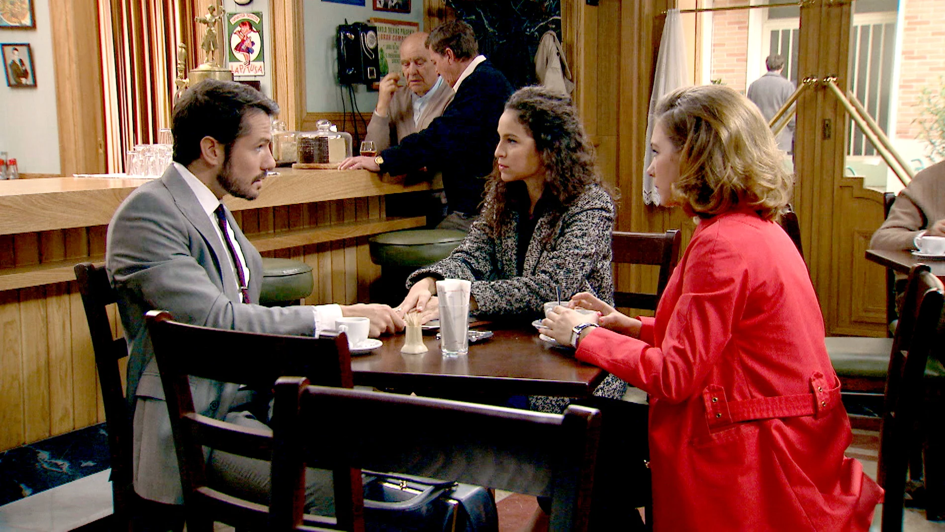 Miguel, Leonor y Carmen en el café