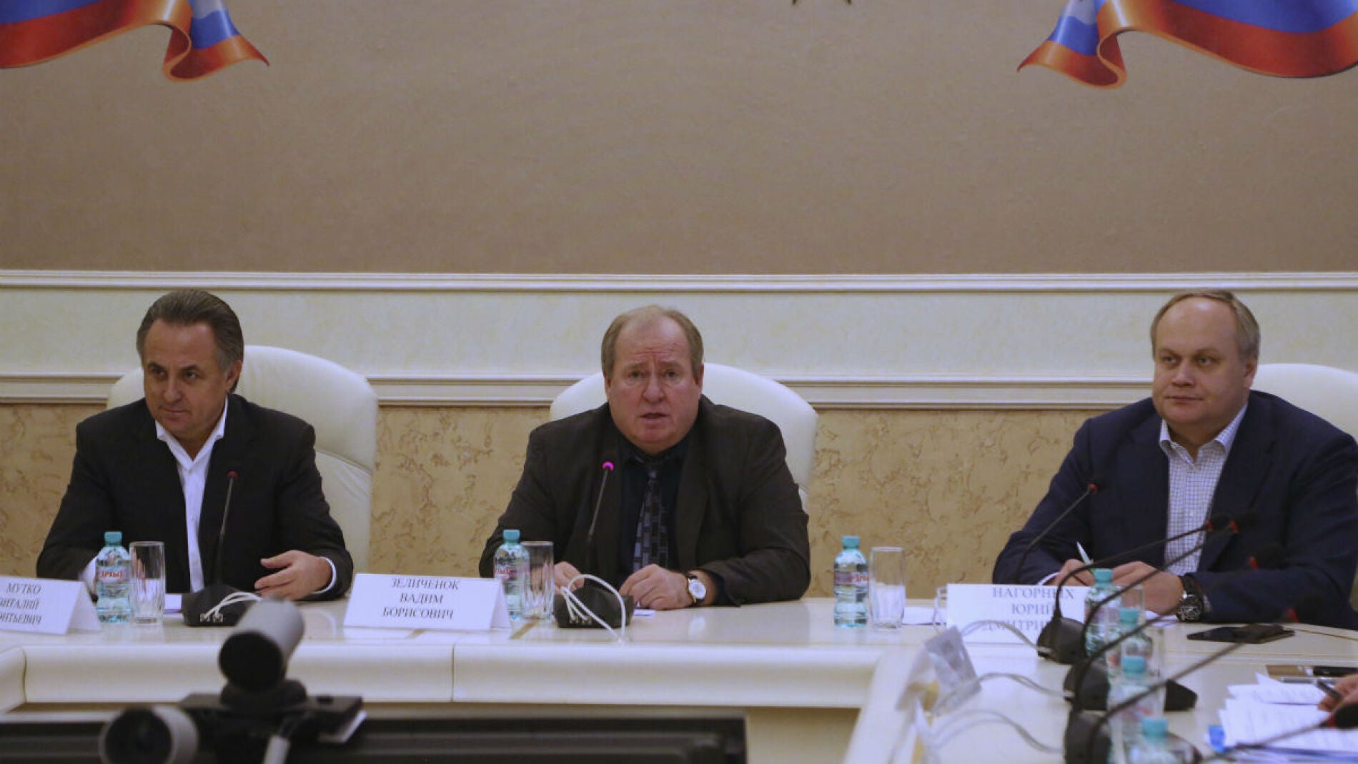 El presidente de la Federaci&oacute;n Rusa de Atletismo, Vadim Zelichenok junto al ministro de Deportes ruso, Vitali Mutk&oacute; y su vicepresidente, Yury Nagornykh