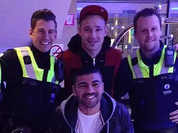 Nainggolan posa con los policías Nainggolan posa con los policías
