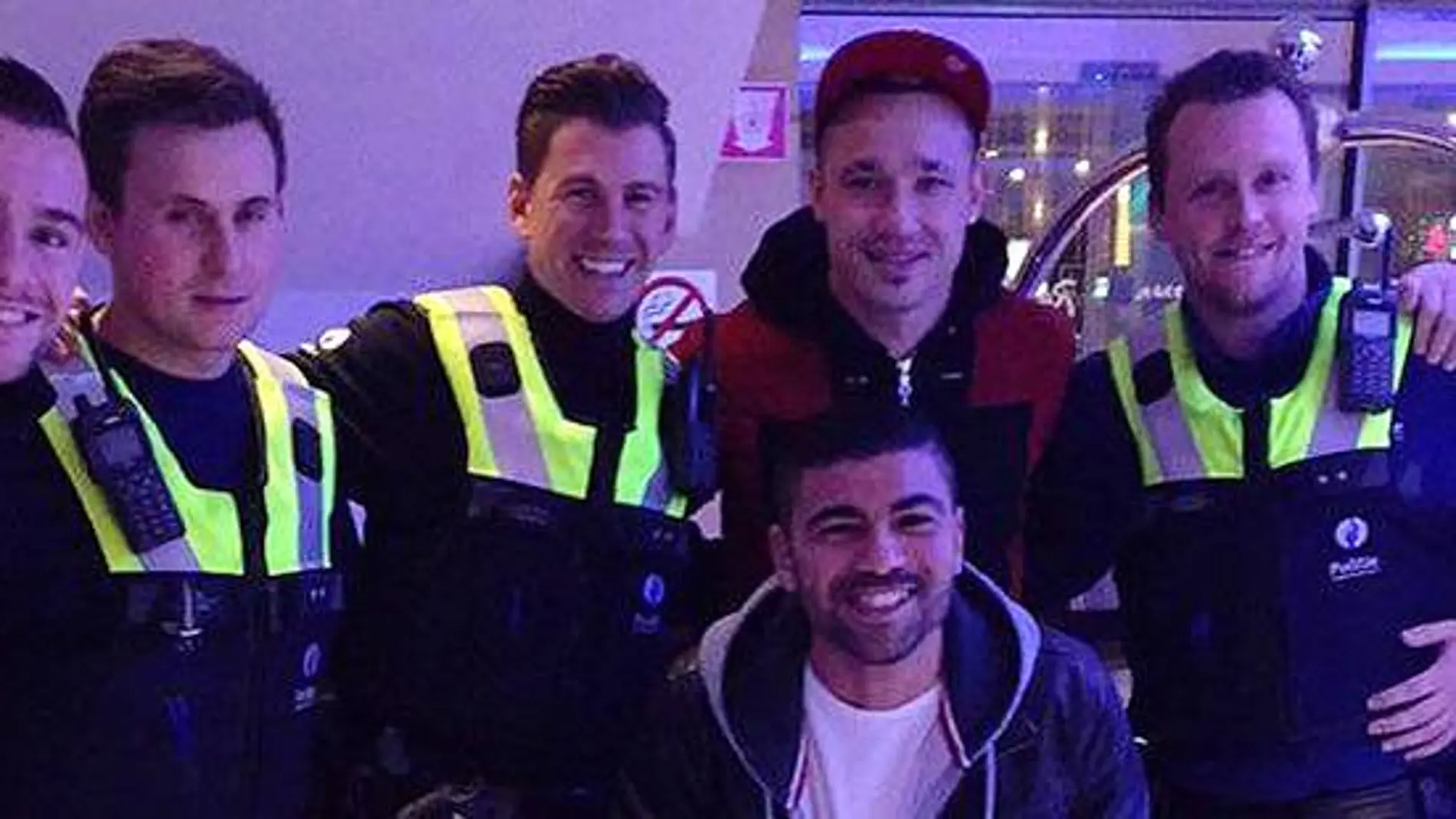 Nainggolan posa con los policías Nainggolan posa con los policías