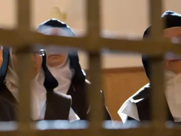 Foto de archivo de una monjas en un convento Foto de archivo de una monjas en un convento