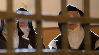 Dos monjas franciscanas dejan el hábito para darse el 'Sí, quiero' tras tres años de relación