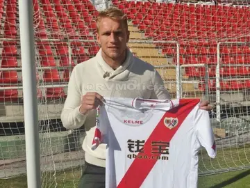 Yoel Rodríguez posa con la camiseta del Rayo Yoel Rodríguez posa con la camiseta del Rayo