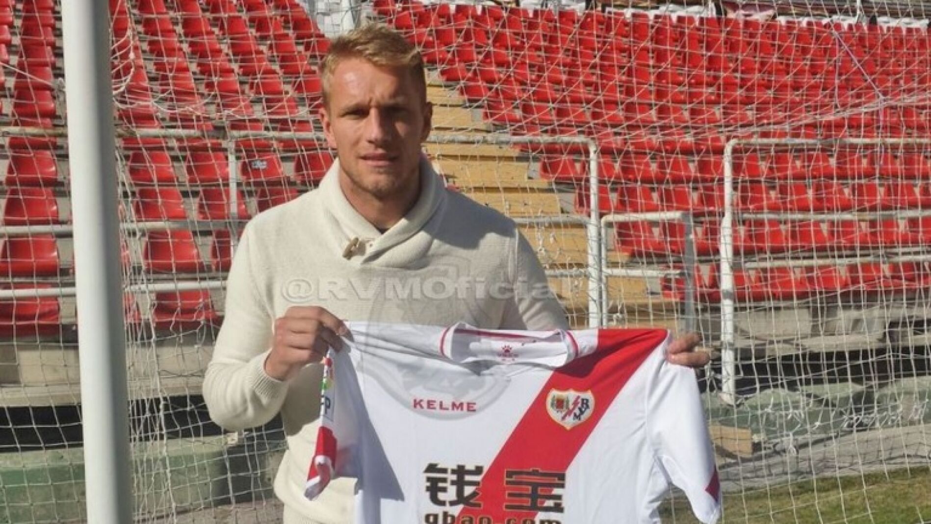 Yoel Rodr&iacute;guez posa con la camiseta del Rayo