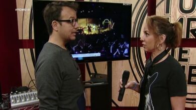 Vicky Larraz ensaya para imitar a Spandau Ballet