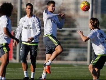 James toca un balón de cabeza ante Modric, Marcelo y Cristiano