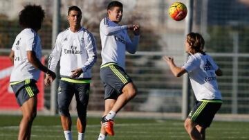 James toca un balón de cabeza ante Modric, Marcelo y Cristiano