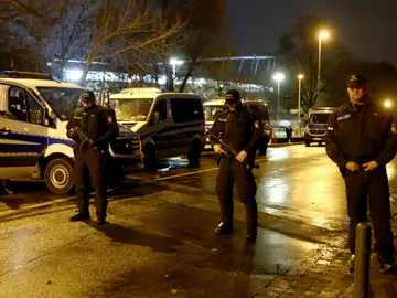 La Policía vigila las inmediaciones del estadio del Hannover La Policía vigila las inmediaciones del estadio del Hannover