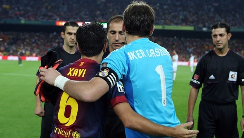 Xavi e Iker se saludan antes de un Clásico