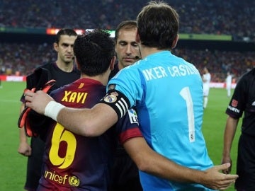 Xavi e Iker se saludan antes de un Clásico
